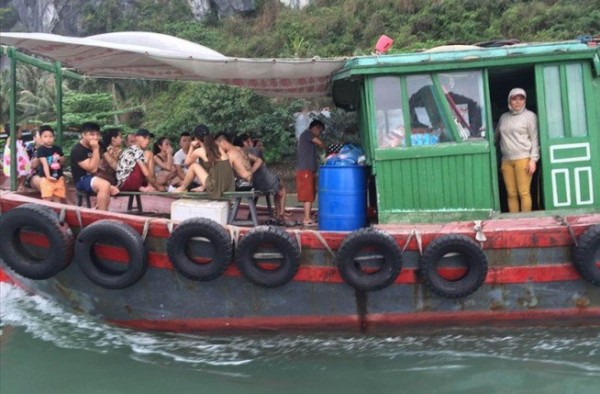 thực hư vụ đốt thuyền bán hàng rong trên vịnh Hạ Long: ai đúng ai sai